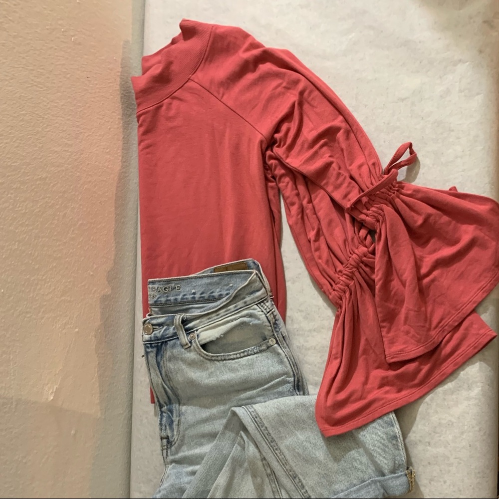 Long sleeve sweater w/flared sleeves✨new w/o tags✨